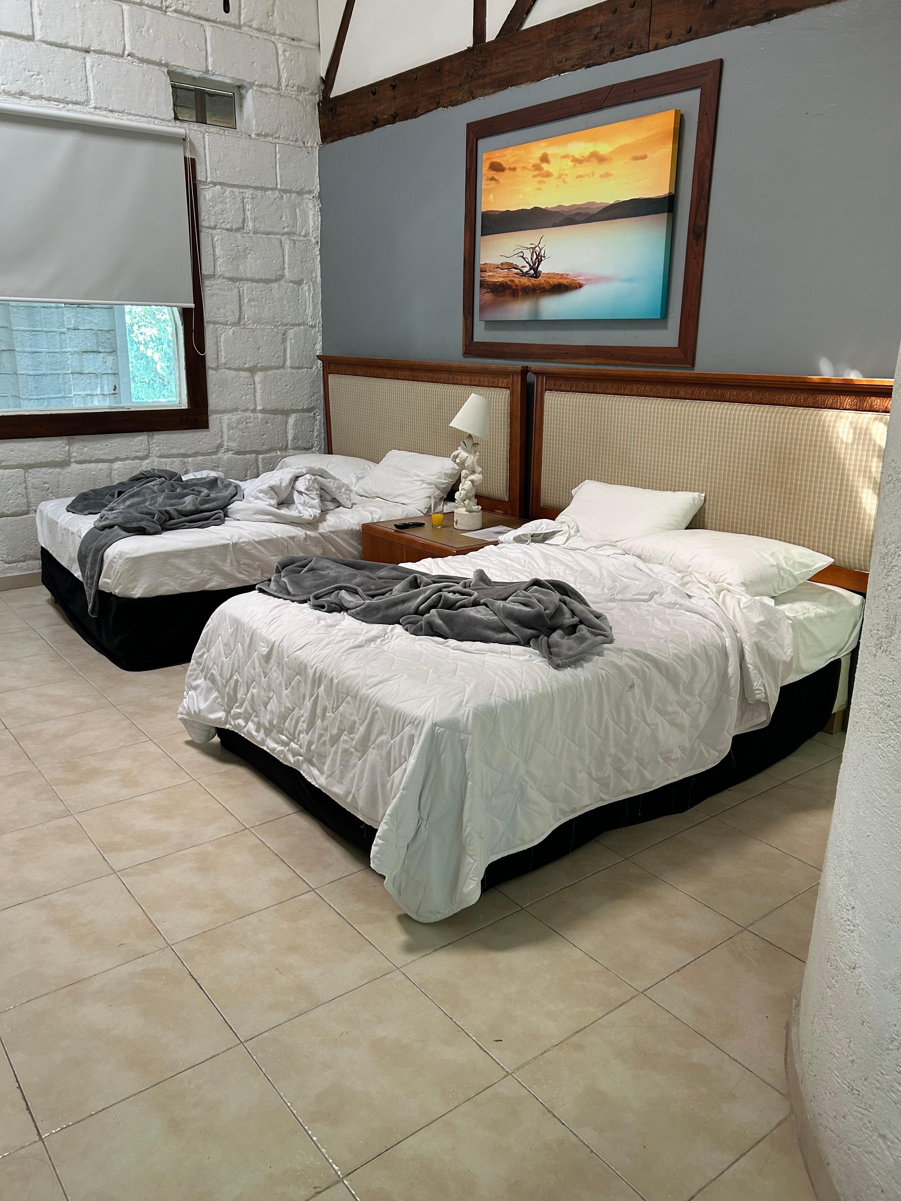 No se hizo el servicio de limpieza a la habitación. Alegando que la srita de la limpieza no había ido ese día. La encargada del hotel a pesar de haber estado tampoco se encargó de ello.