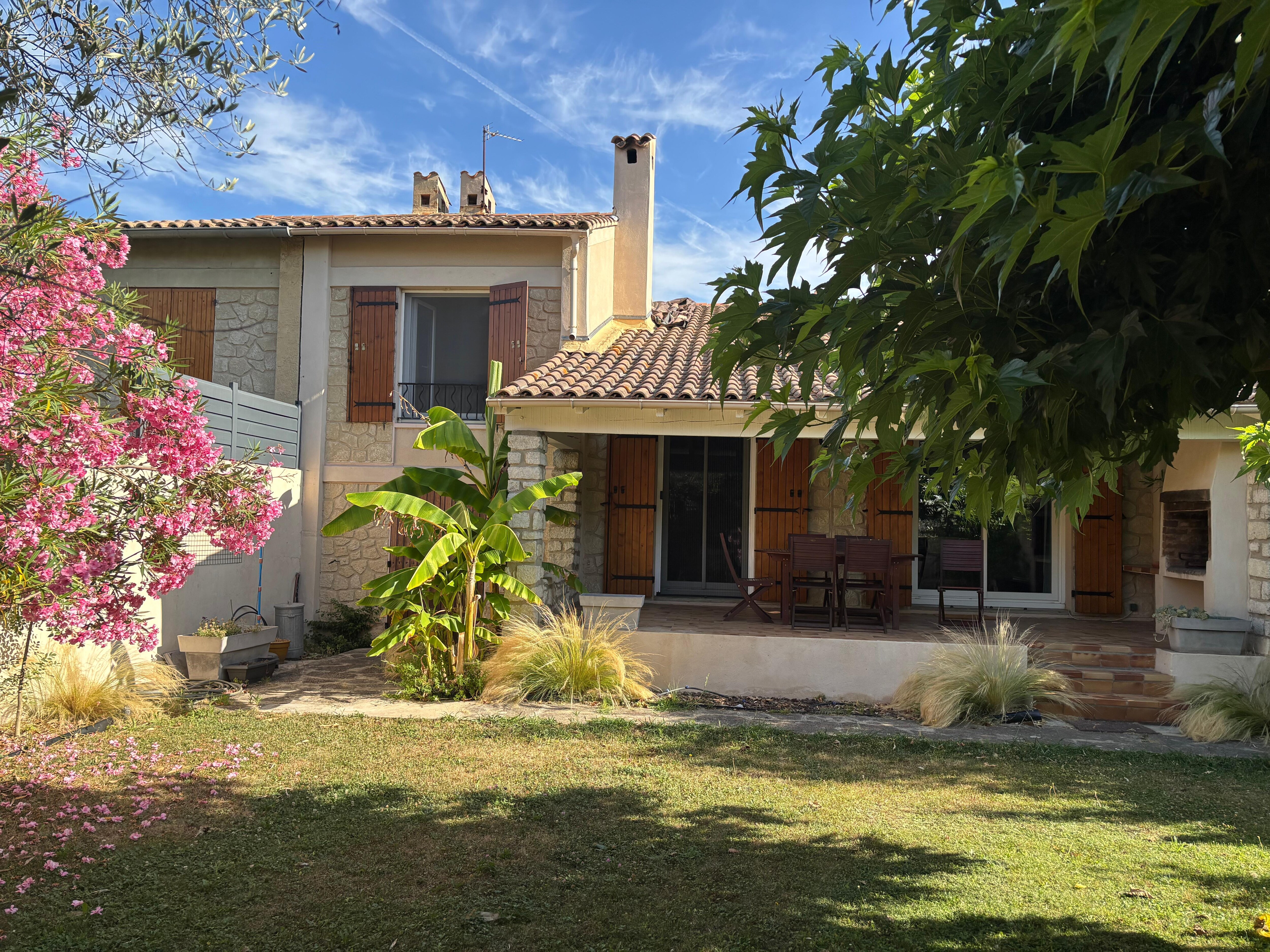 Blick auf das Haus aus dem Garten