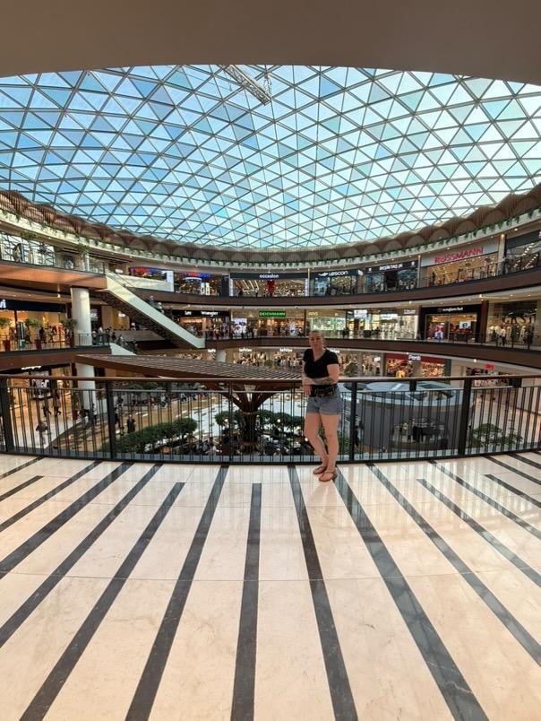 OPTIMUM SHOPPING CENTER 15 MINUTES WALK