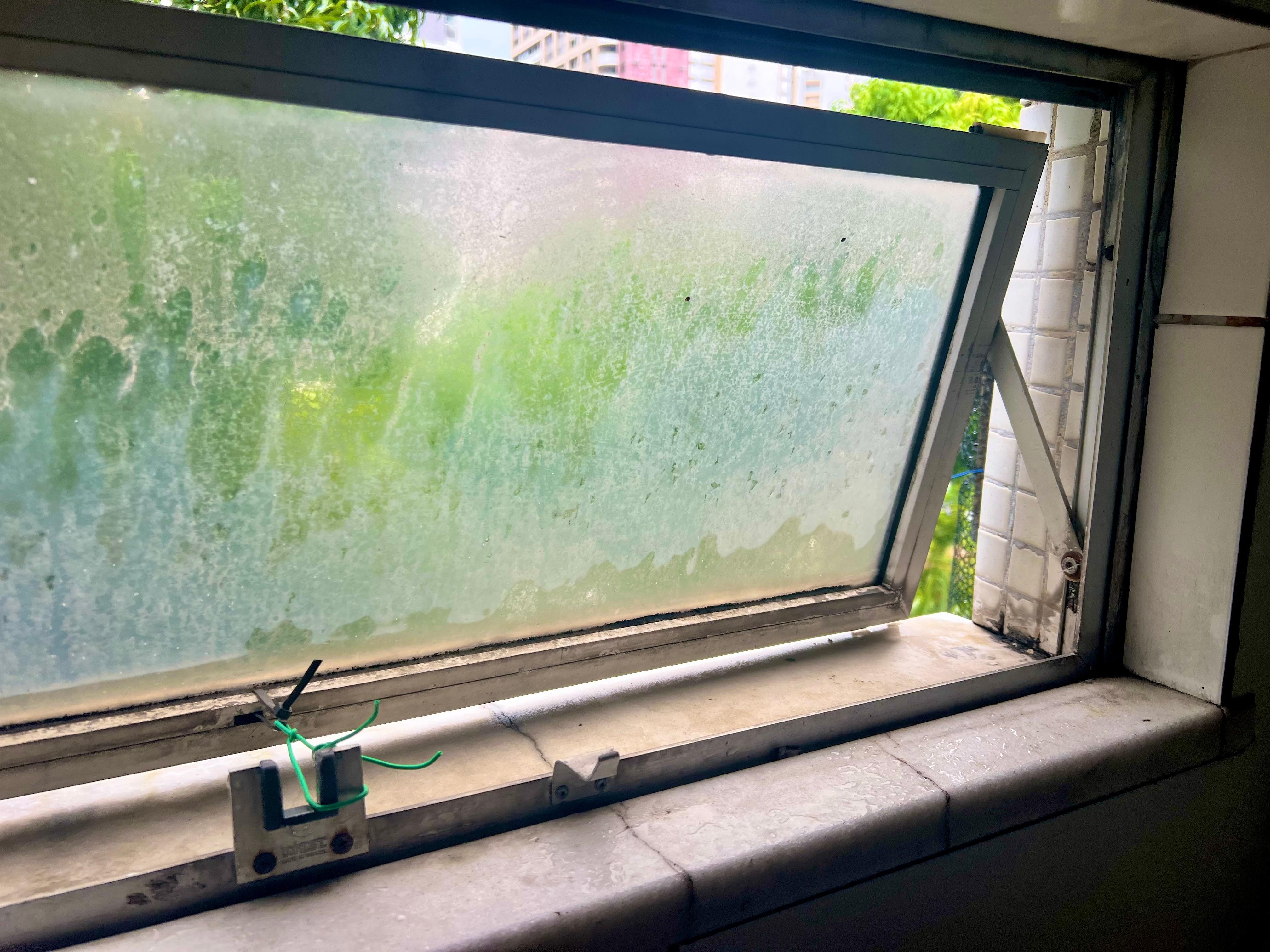 janela banheiro, trinco e dobradiça quebrada e amarrada com fio.