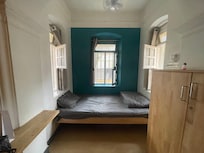 プライベートルームには光がたくさん入る窓があり快適