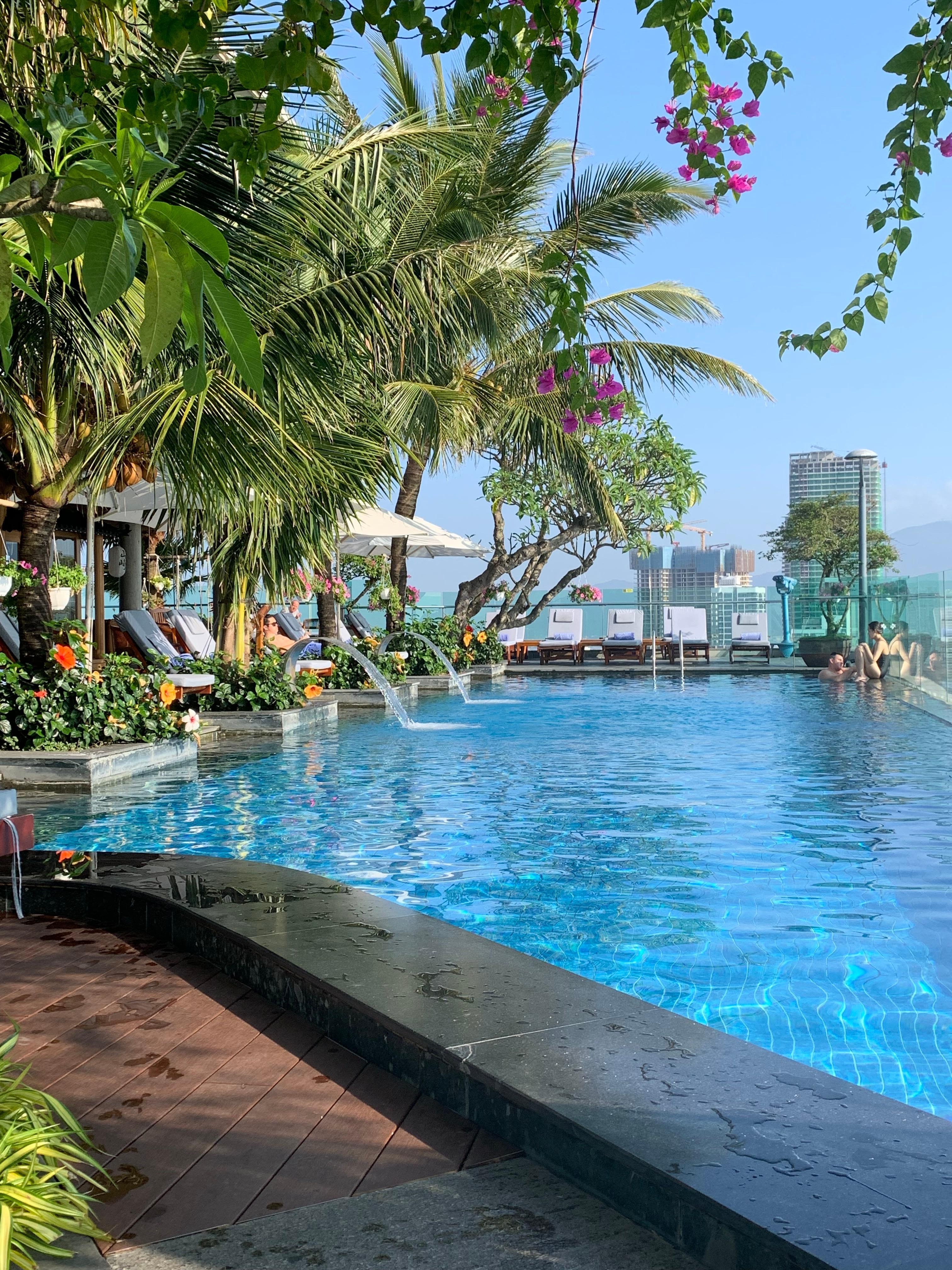 屋上プール。ダナンのビーチは深くて波が荒いので素敵なプールは欠かせない。