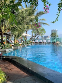 屋上プール。ダナンのビーチは深くて波が荒いので素敵なプールは欠かせない。