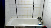 Les joints de la salle de bain ont été refait par un amateur et il y a des moisissures.
Je ne parle pas du rideau de douche dégueulasse de crasse sur la partie basse.