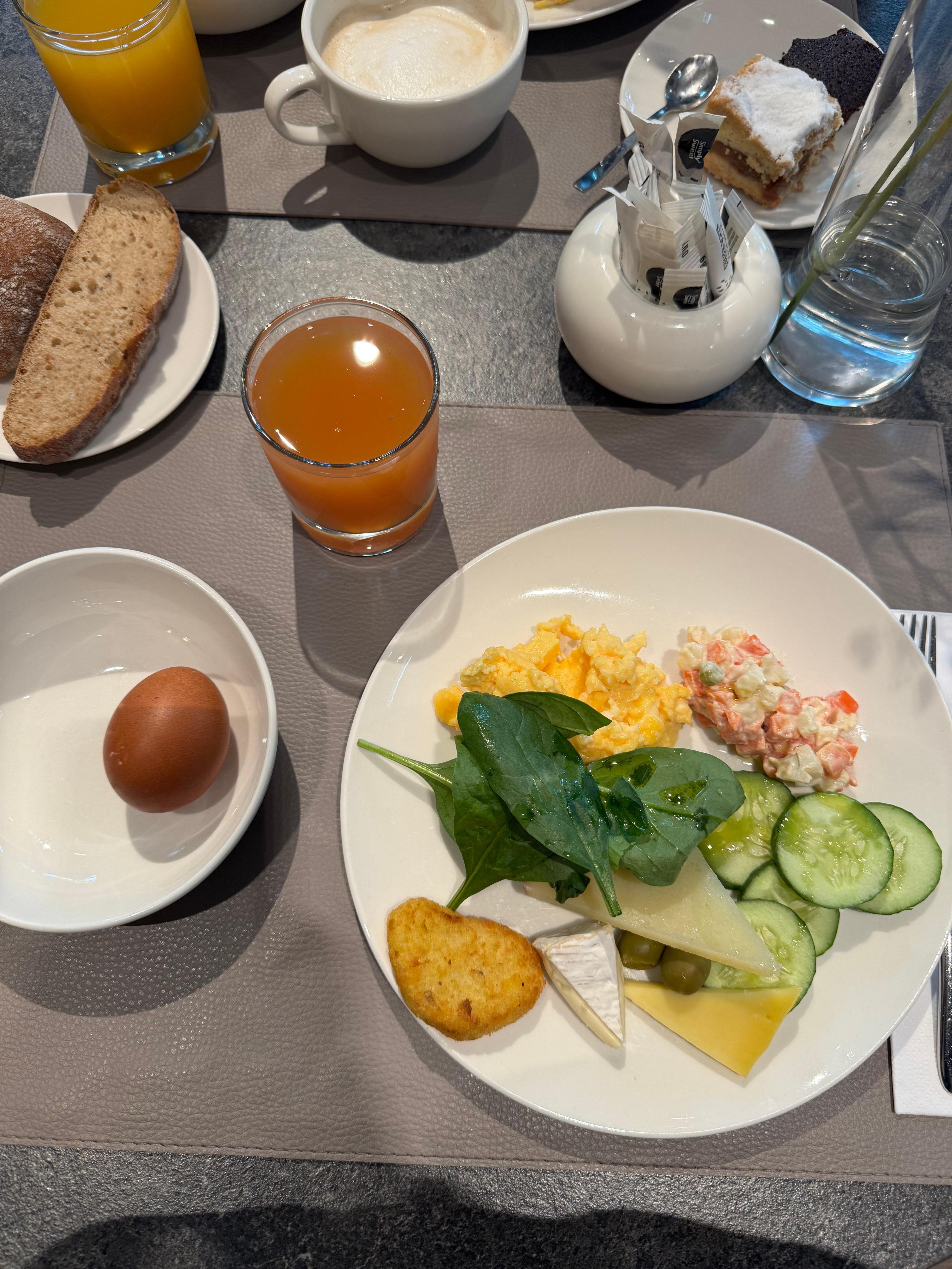 Au petit-déjeuner, tellement l’odeur de la macédoine était forte, j’ai tout de suite eu un haut-le-cœur et j’ai préféré ne rien manger du tout.