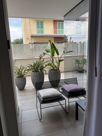 Terrasse hinter Straße