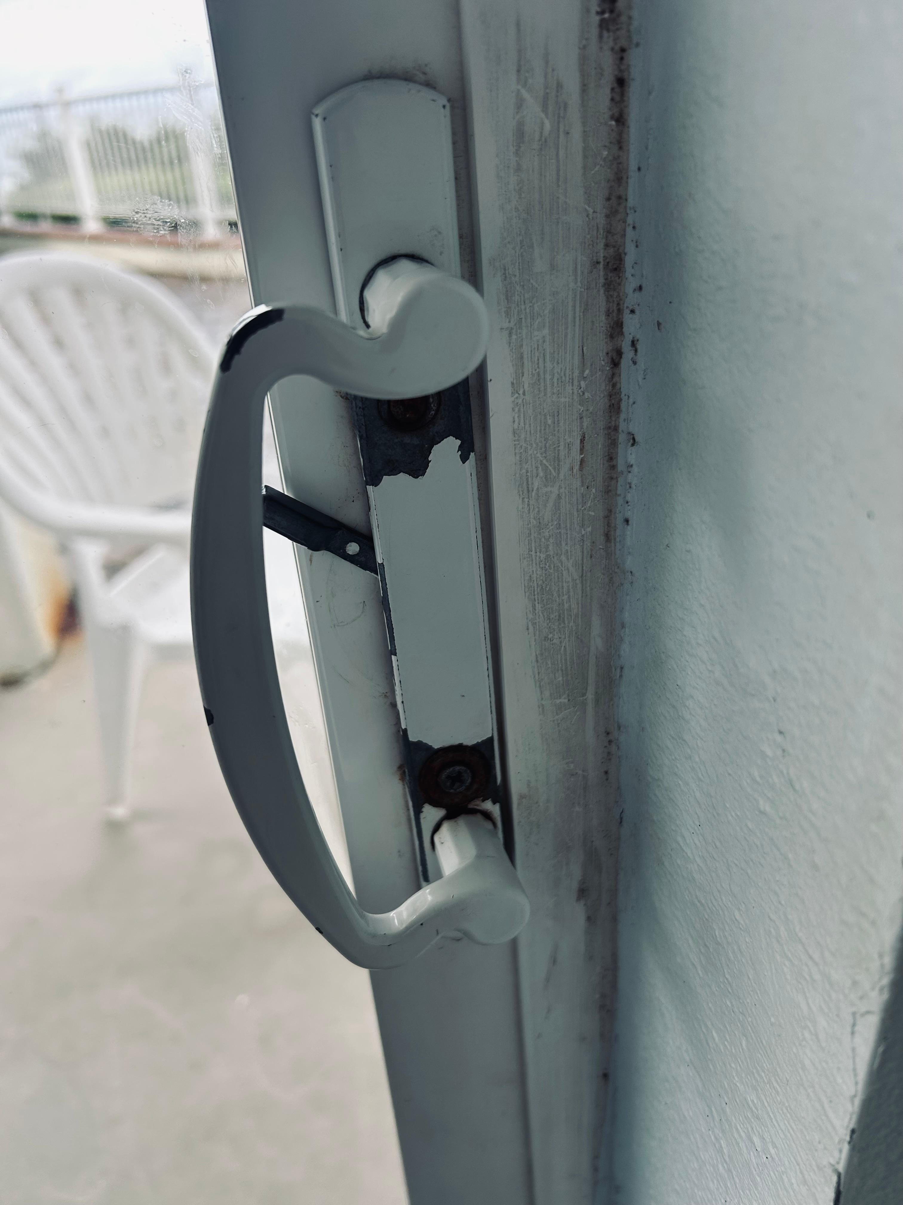 Door would lock to patio