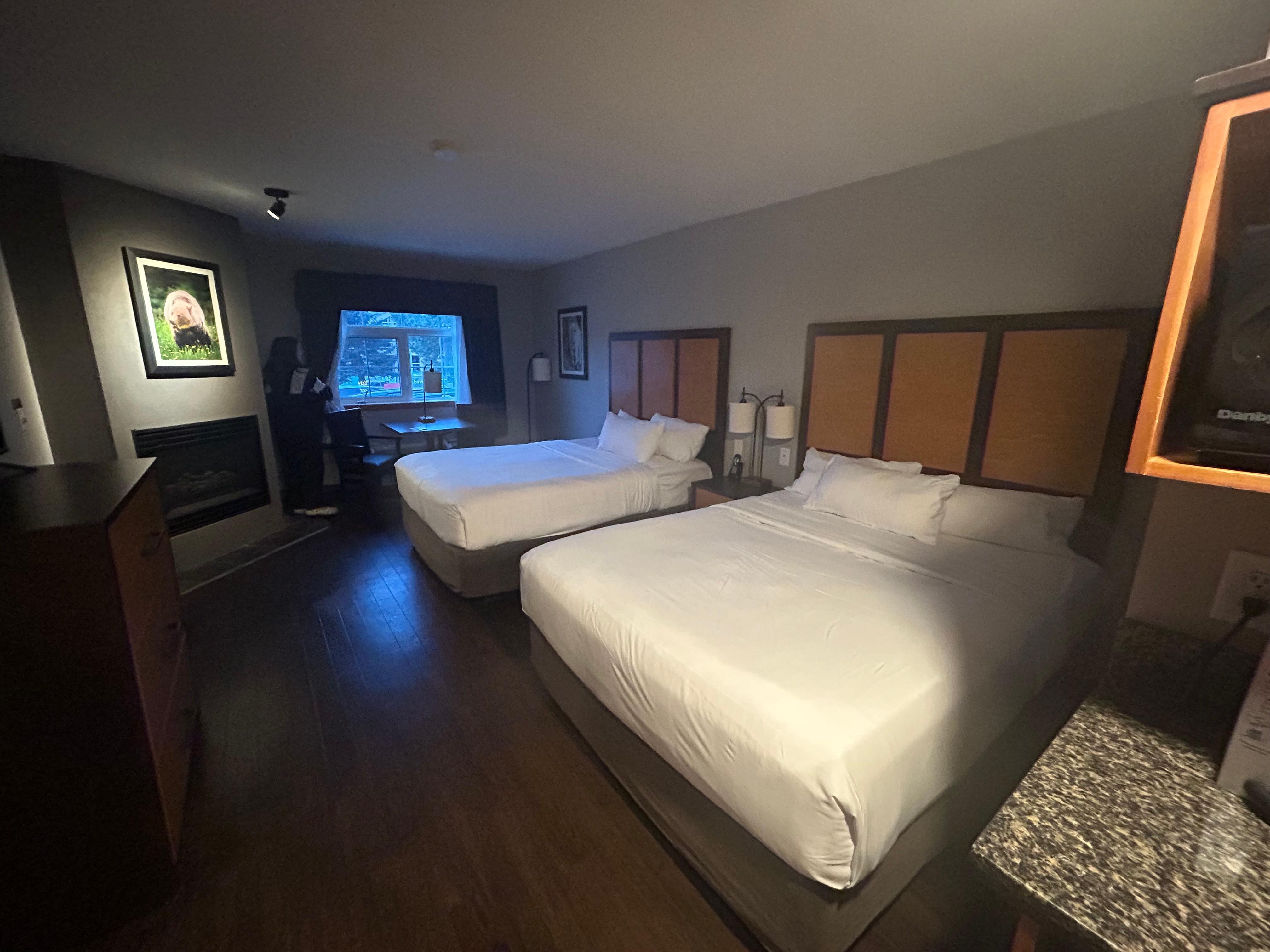 2 queen beds - large room