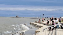 Über Stufen ging es ins Wasser