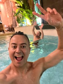 En la alberca despues de un día de caminata, compras, café y fiesta