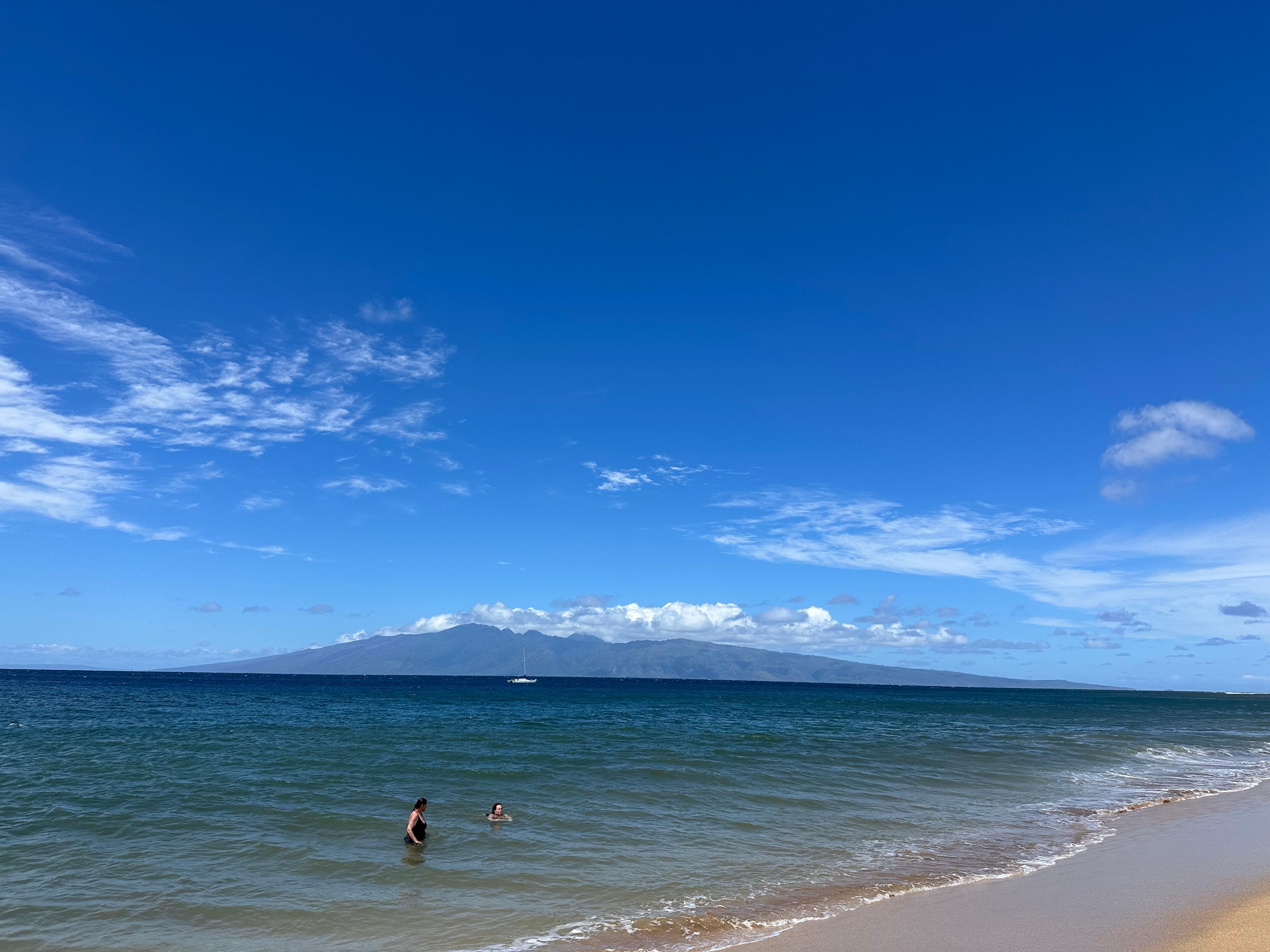 Can see both Lanai and Molokai from the lanai 