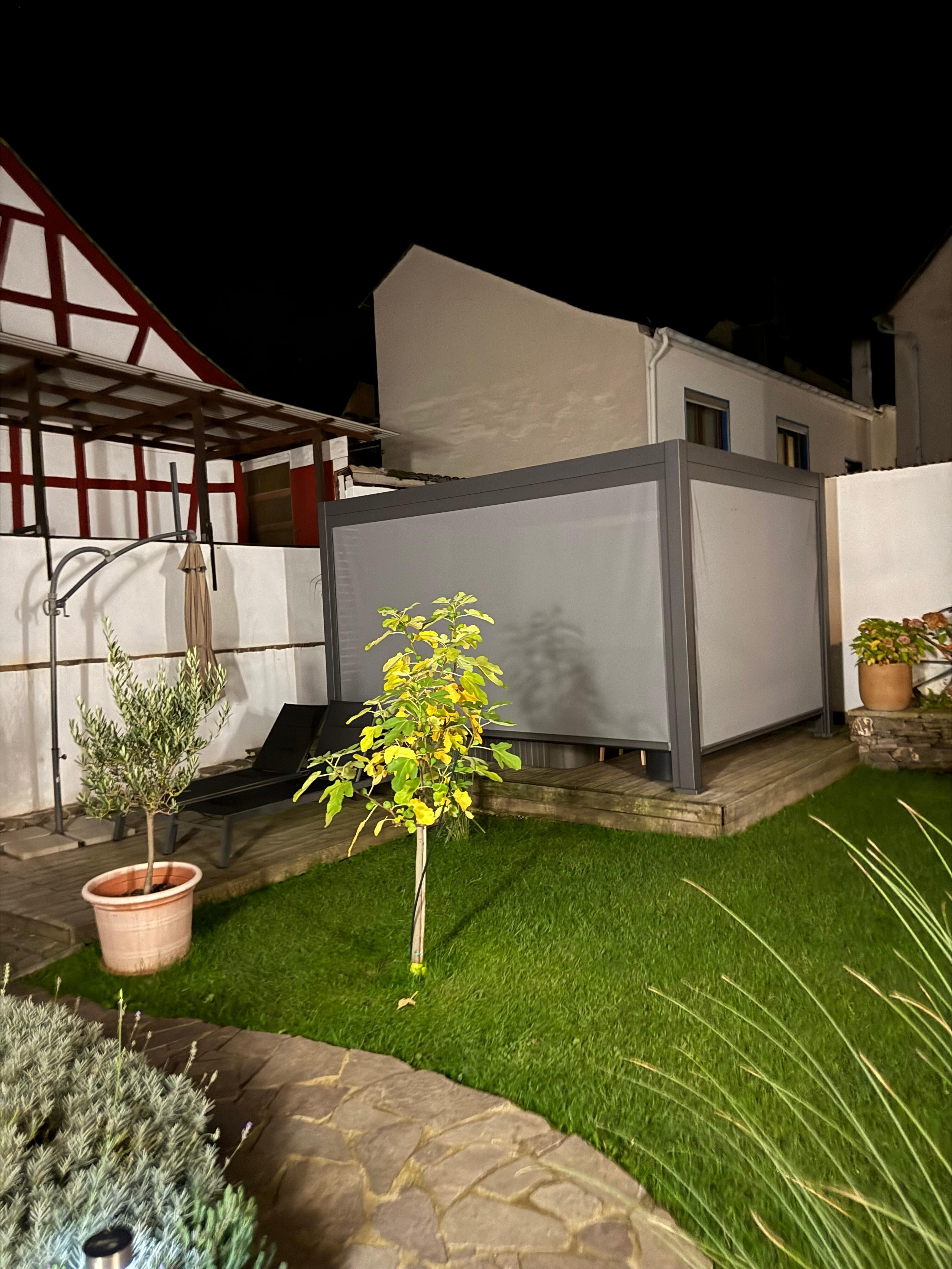 Tuin met achter het doek de jacuzzi