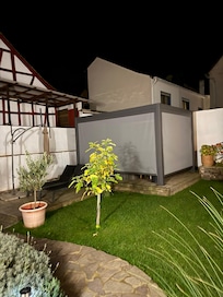 Tuin met achter het doek de jacuzzi