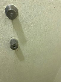Pared sucia, con algo pegado y pelos pegados (que obviamente no son míos)