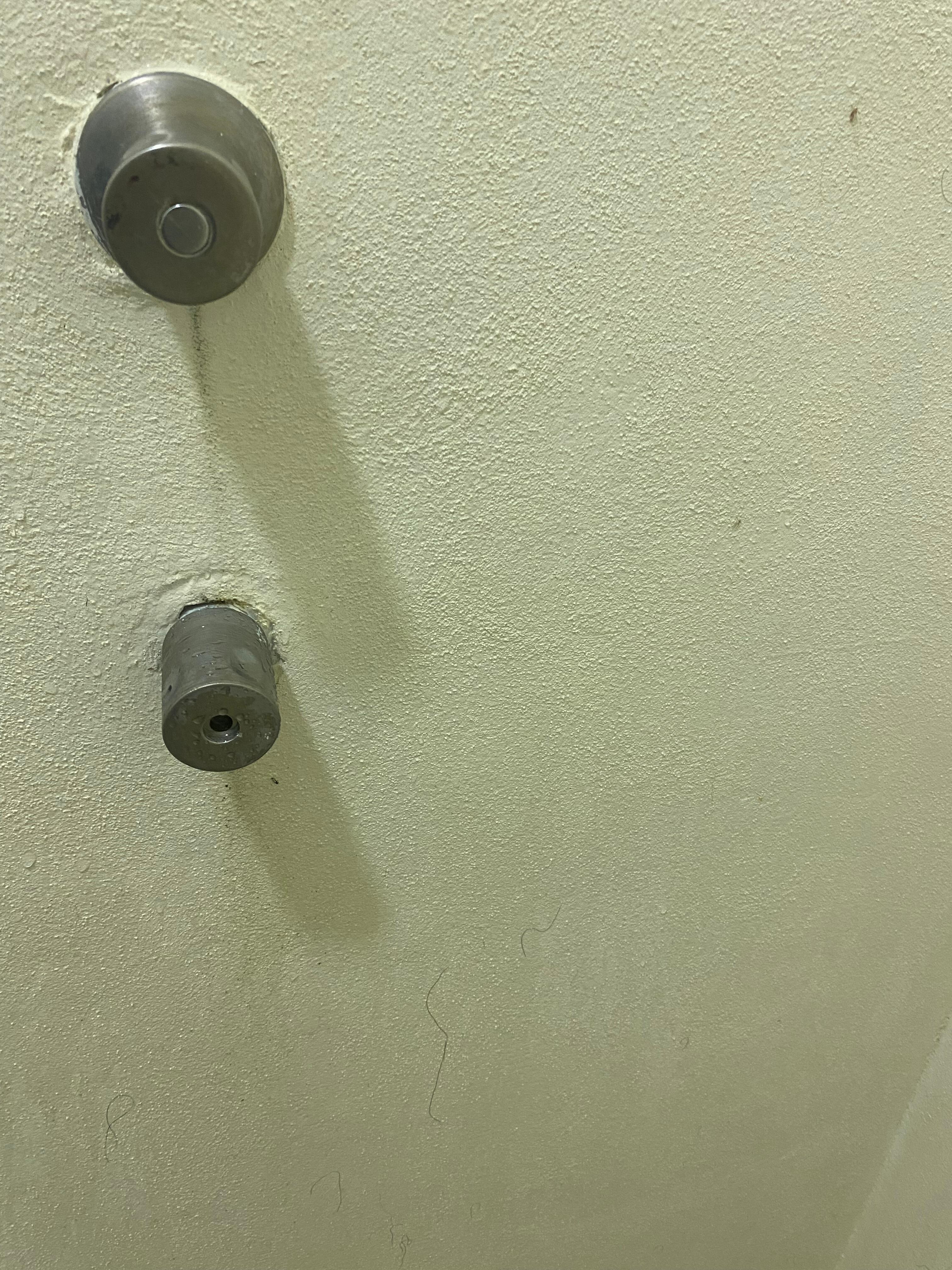 Pared sucia, con algo pegado y pelos pegados (que obviamente no son míos)