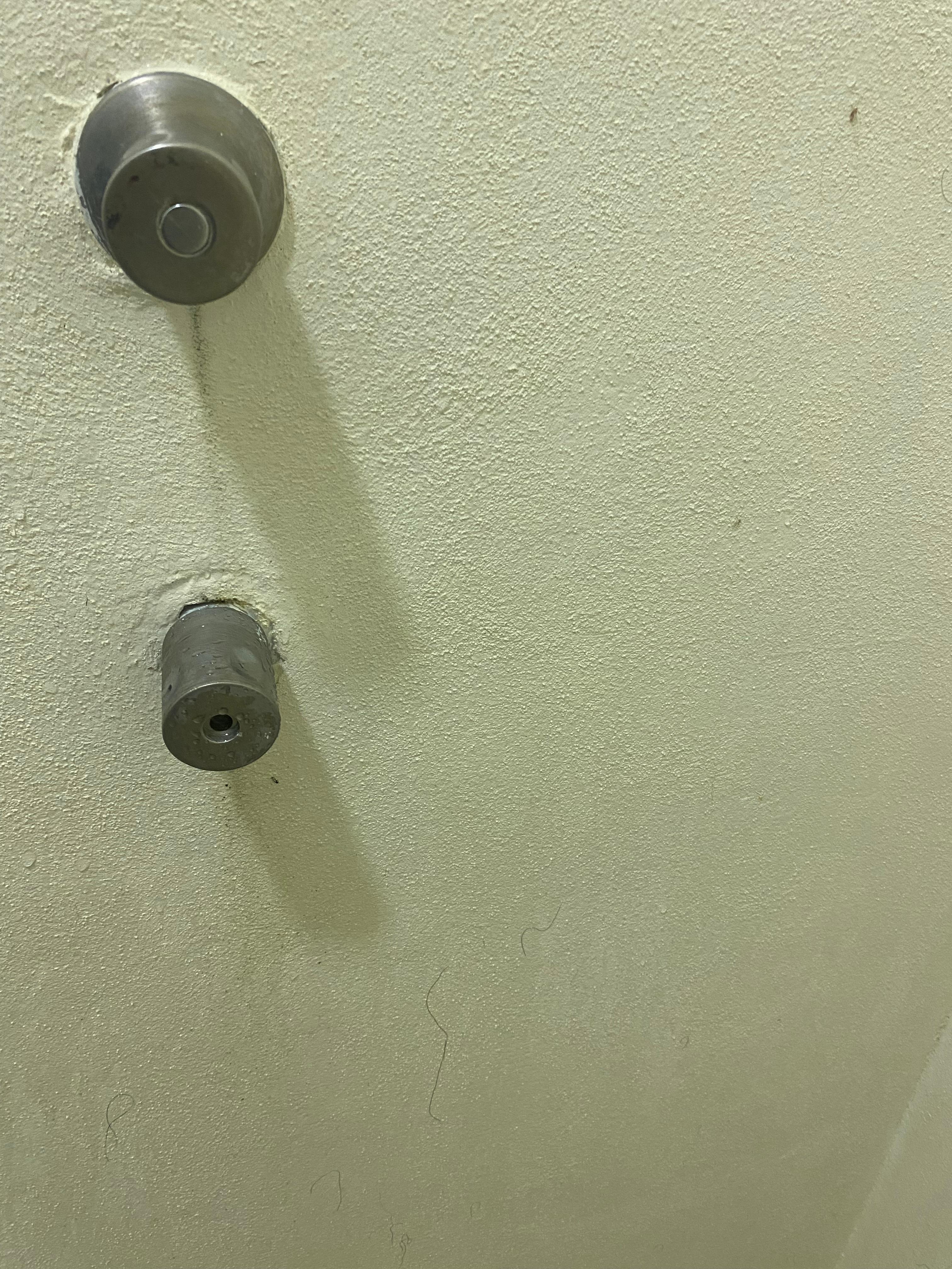 Pared sucia, con algo pegado y pelos pegados (que obviamente no son míos)