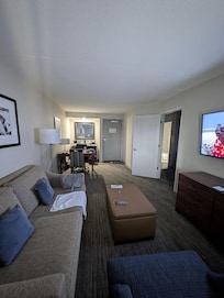 Long view of the two room king.