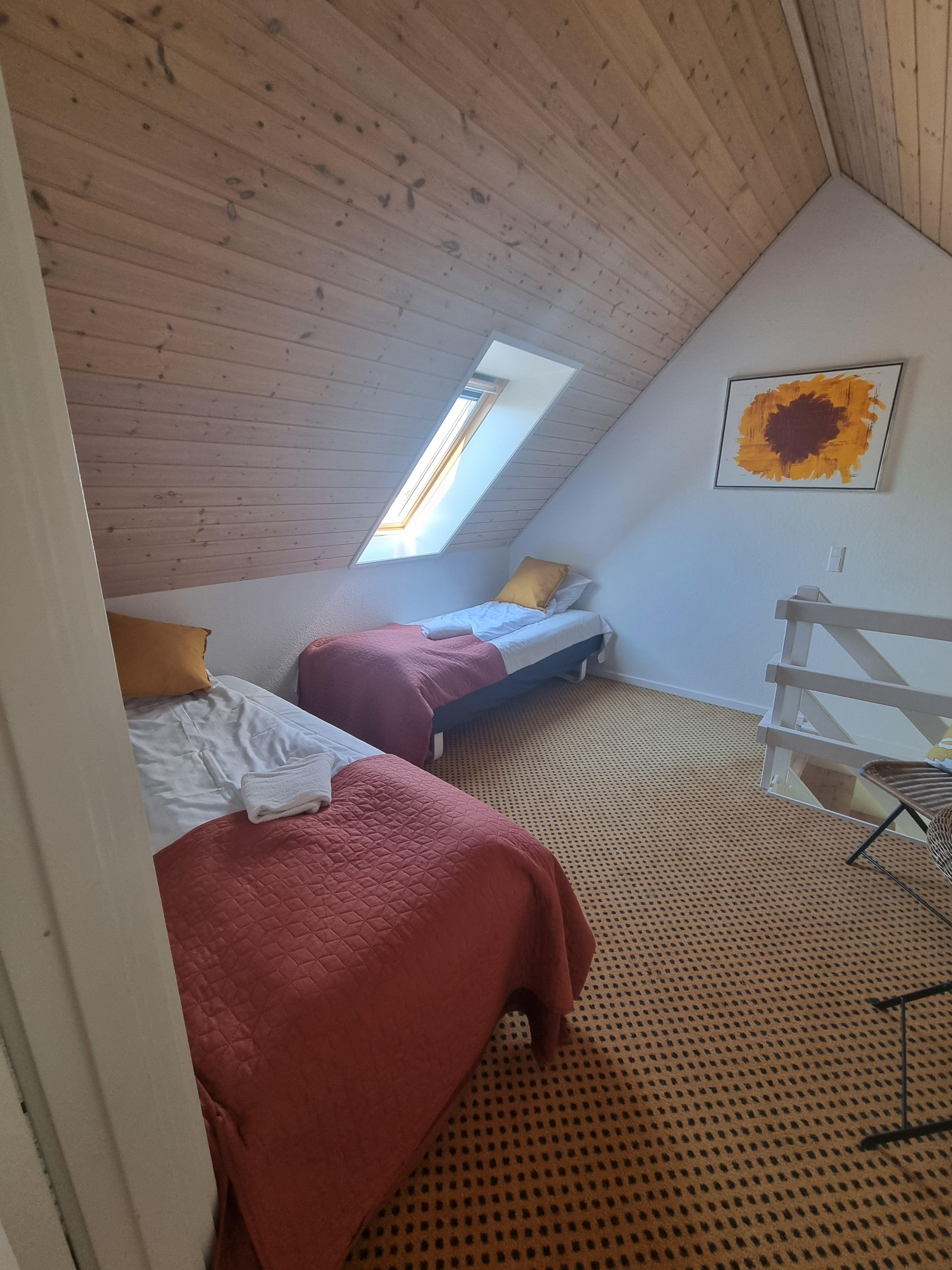 Två enkelsängar på övervåningen 
