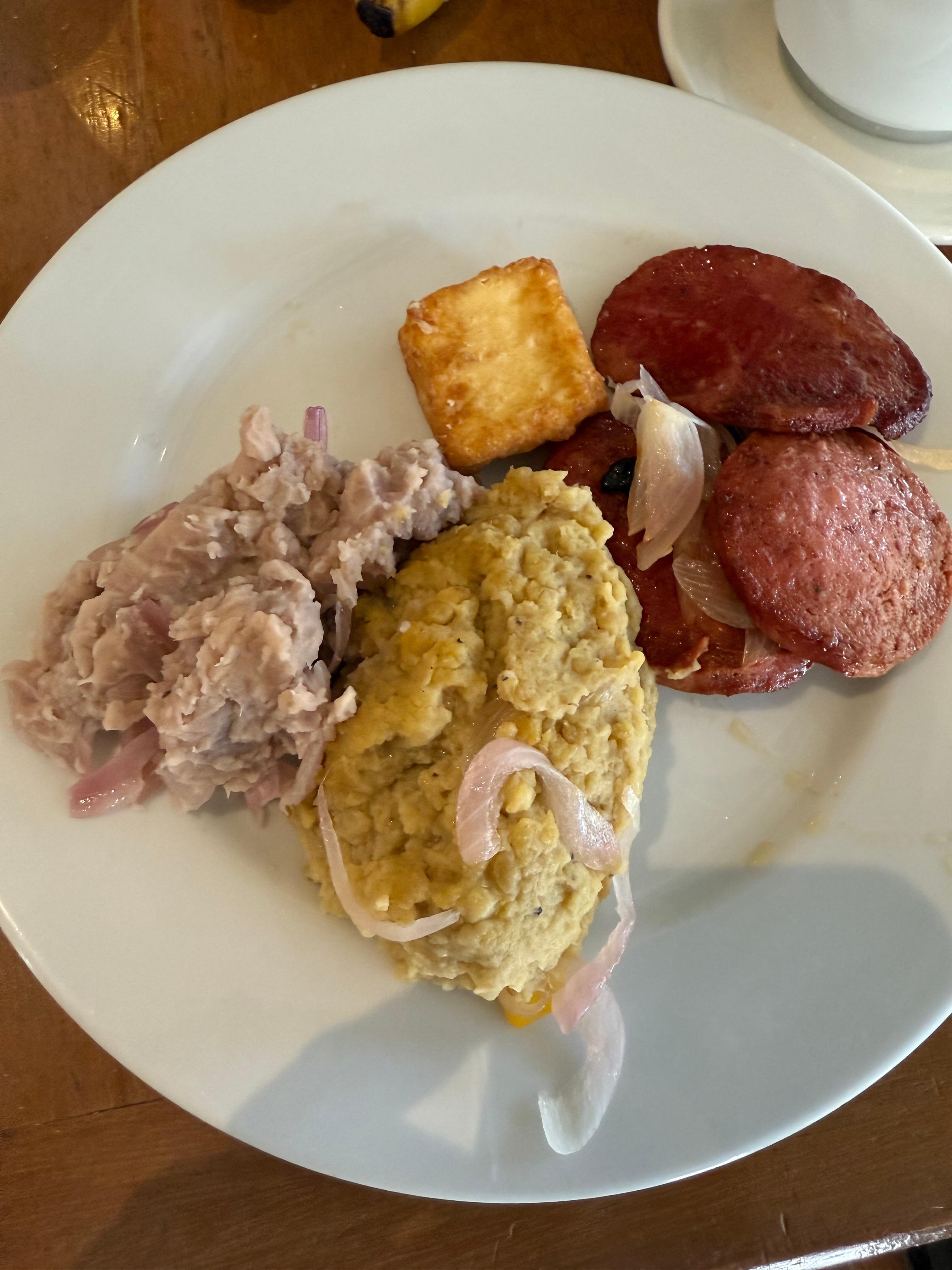 Mismo comida vieja todos los días. El agua escondida y caliente de botella horrible no hubo carne solo barriga de cerdo y chuleta de cerdo ahumada en trozos no tenían un solo jugo natural todo de polvo nada fresco . Nunca más