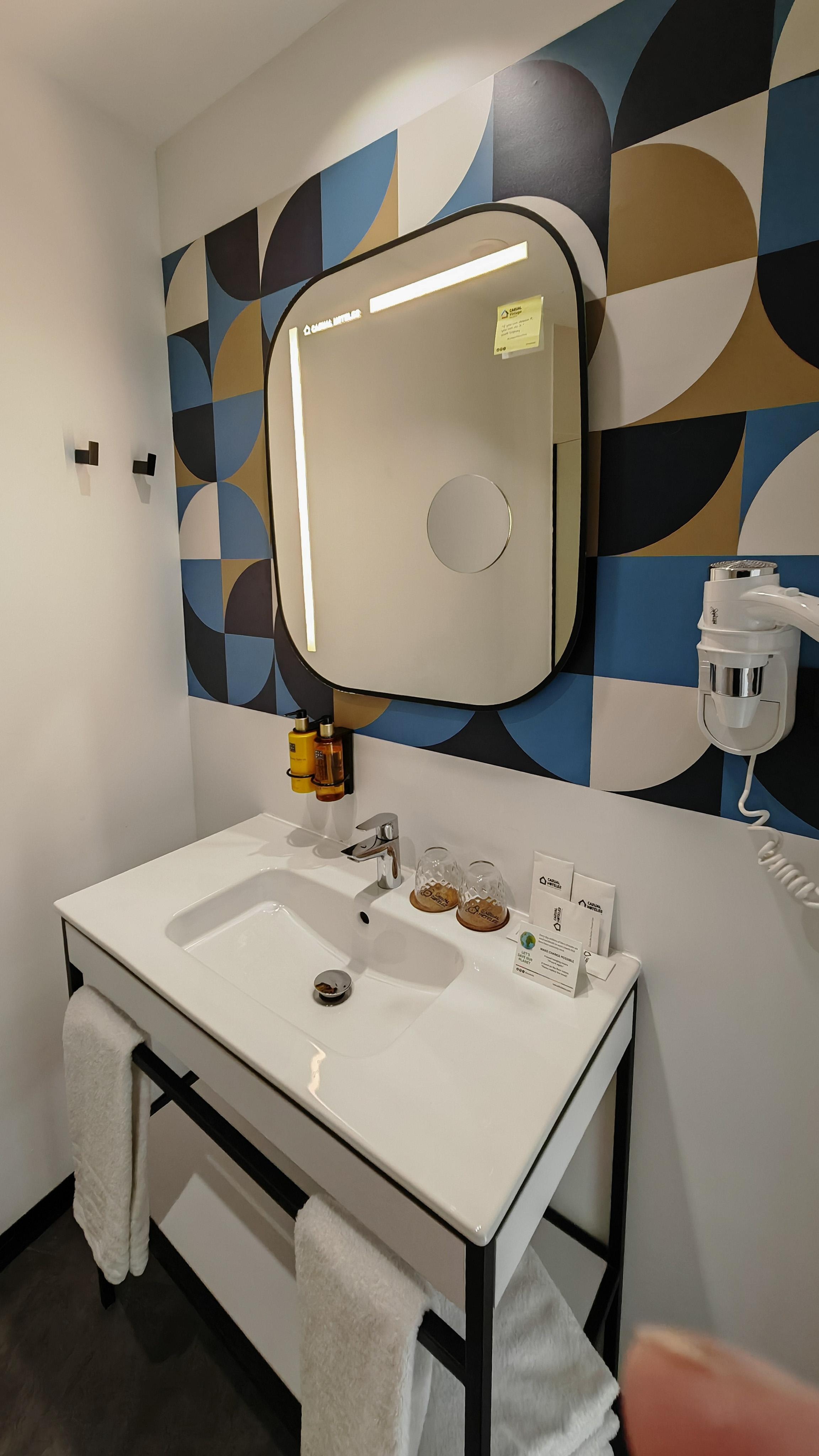 Waschbecken und Spiegel