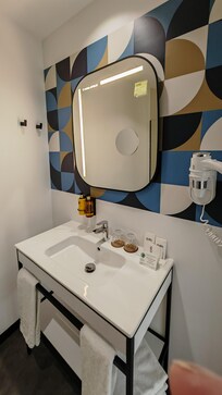 Waschbecken und Spiegel