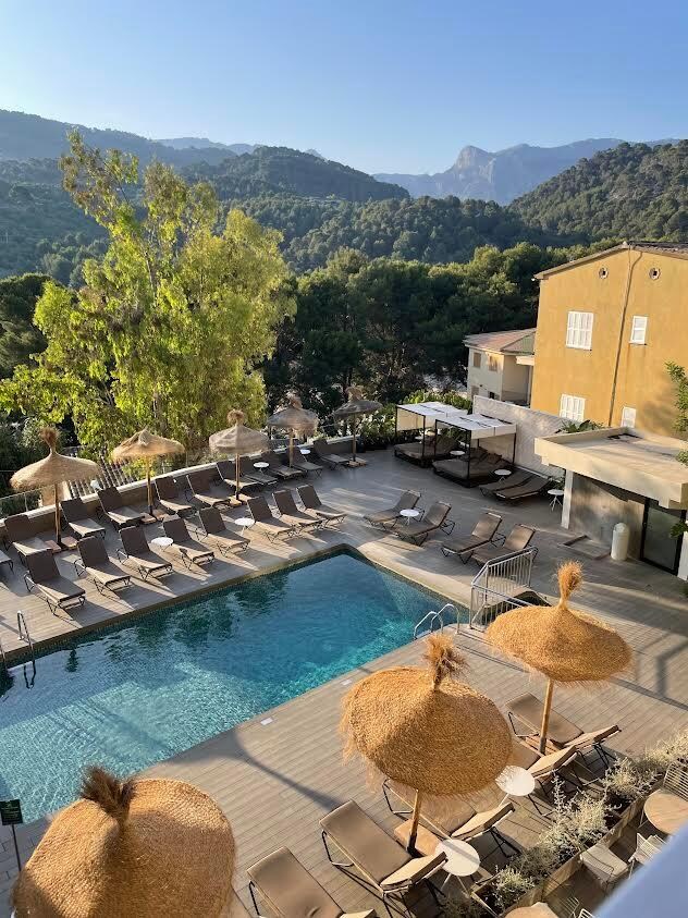 View over the pool to the mountains.