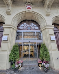 Entrance to the Hotel Grand Palace
