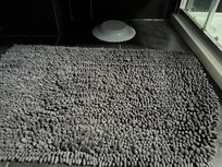 Une assiette retournée sous le lavabo de la sdb ??