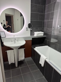 Une salle de bain très propre, dommage que ce ne soit pas une douche