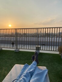 屋上もソファが置かれていて足を伸ばしてのんびりと夕陽を眺められます!