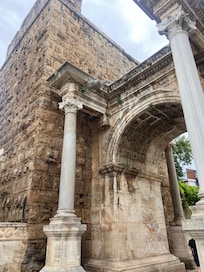 Hadrians port, 2 min å gå fra hotell.