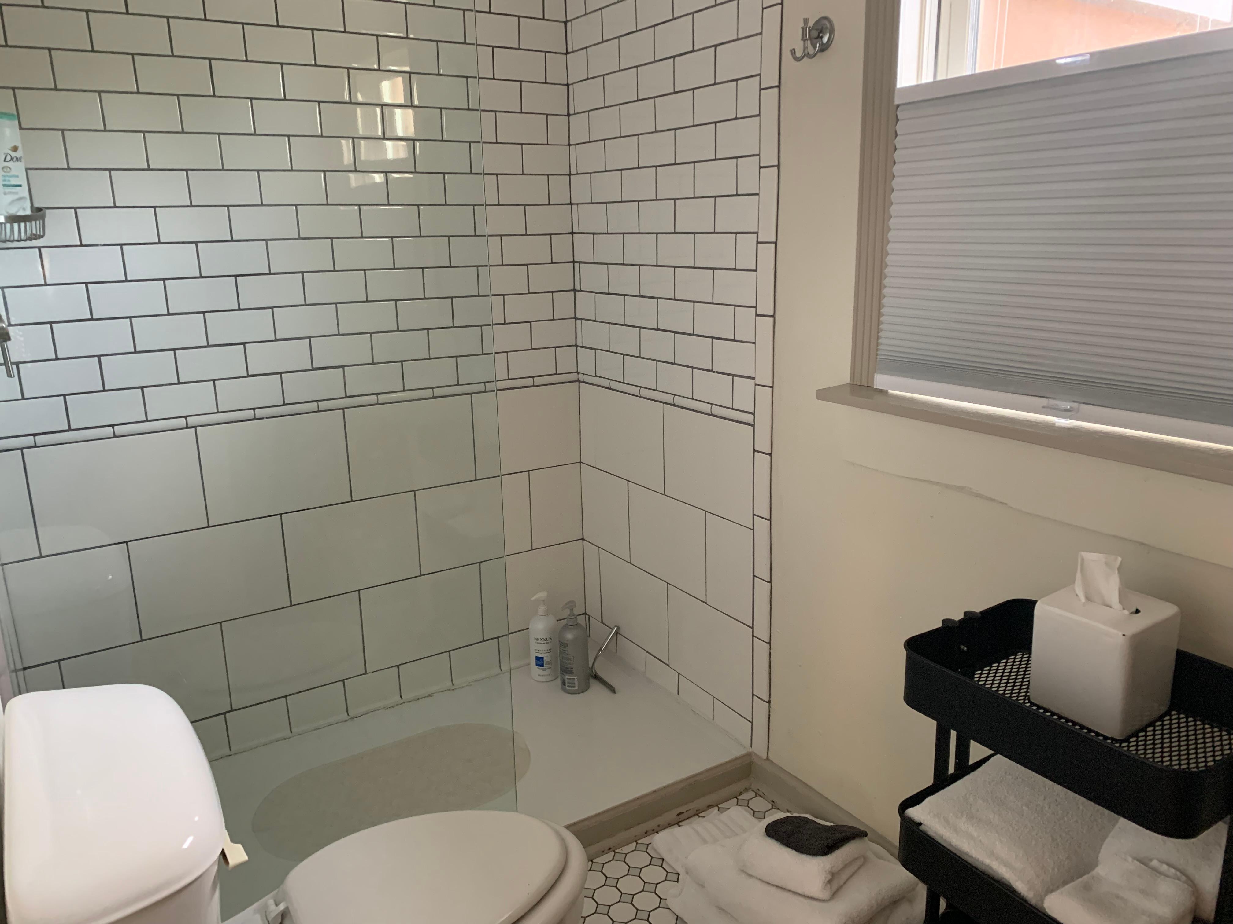 Good water pressure and nice hot showers 
Blow dryer provided 