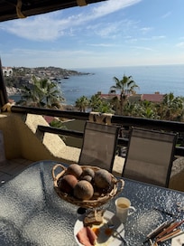 We enjoyed the view everyday sunrise and if u walk around the beach u can also see sunset and the arch.