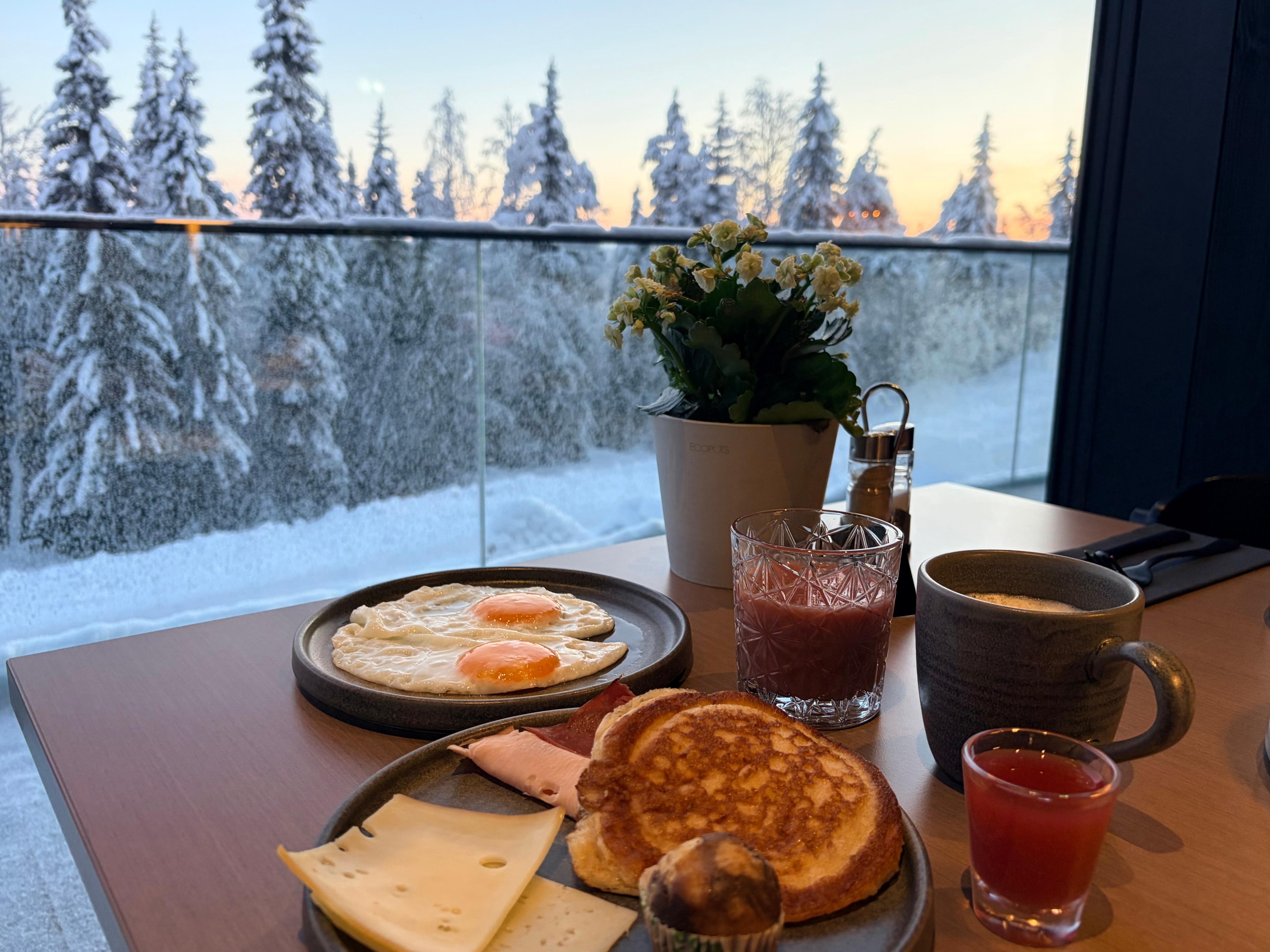 Salle de restaurant/petit déjeuner avec une superbe vue