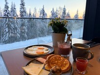 Salle de restaurant/petit déjeuner avec une superbe vue