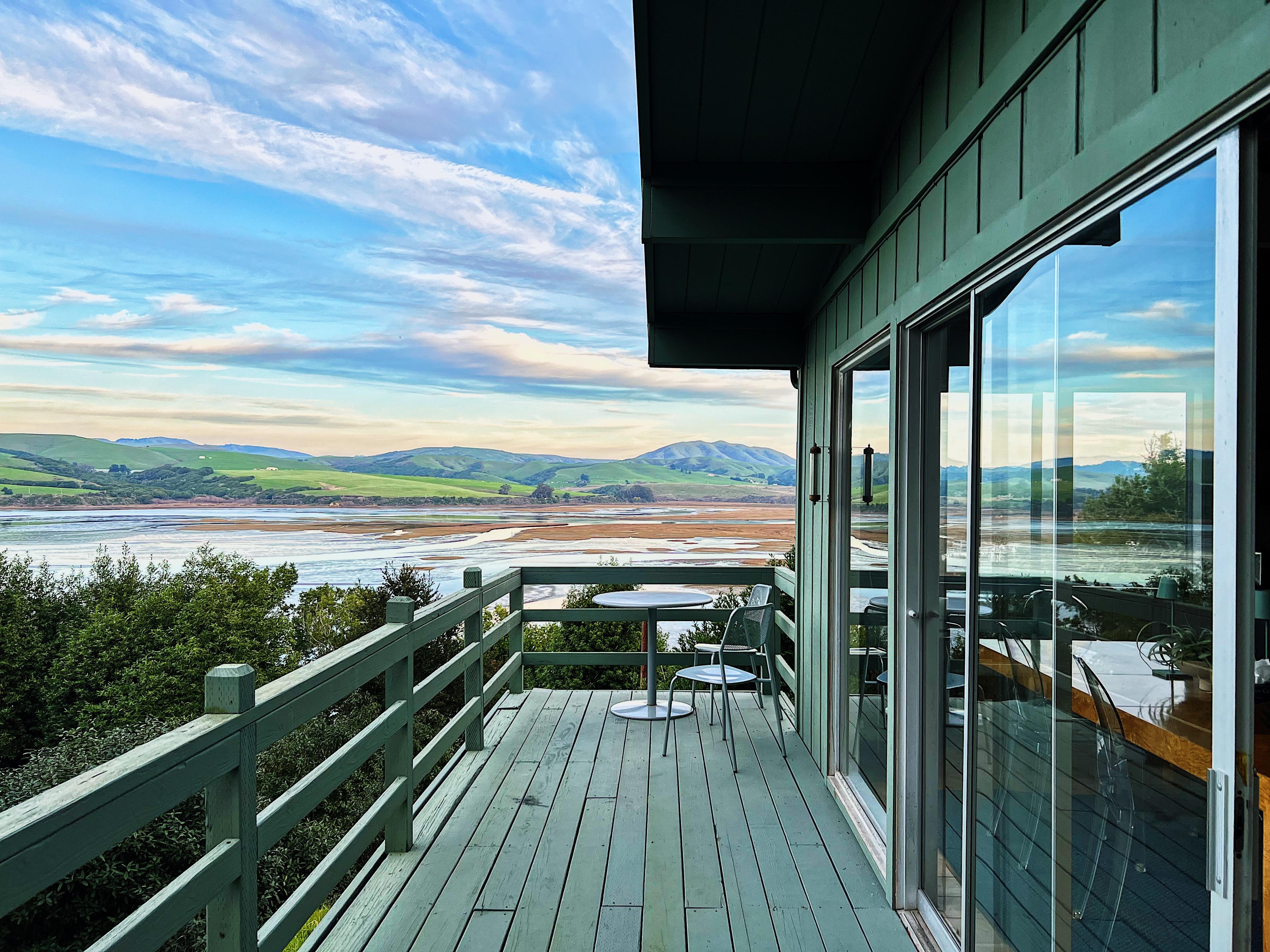 Deck located on the side of the house 