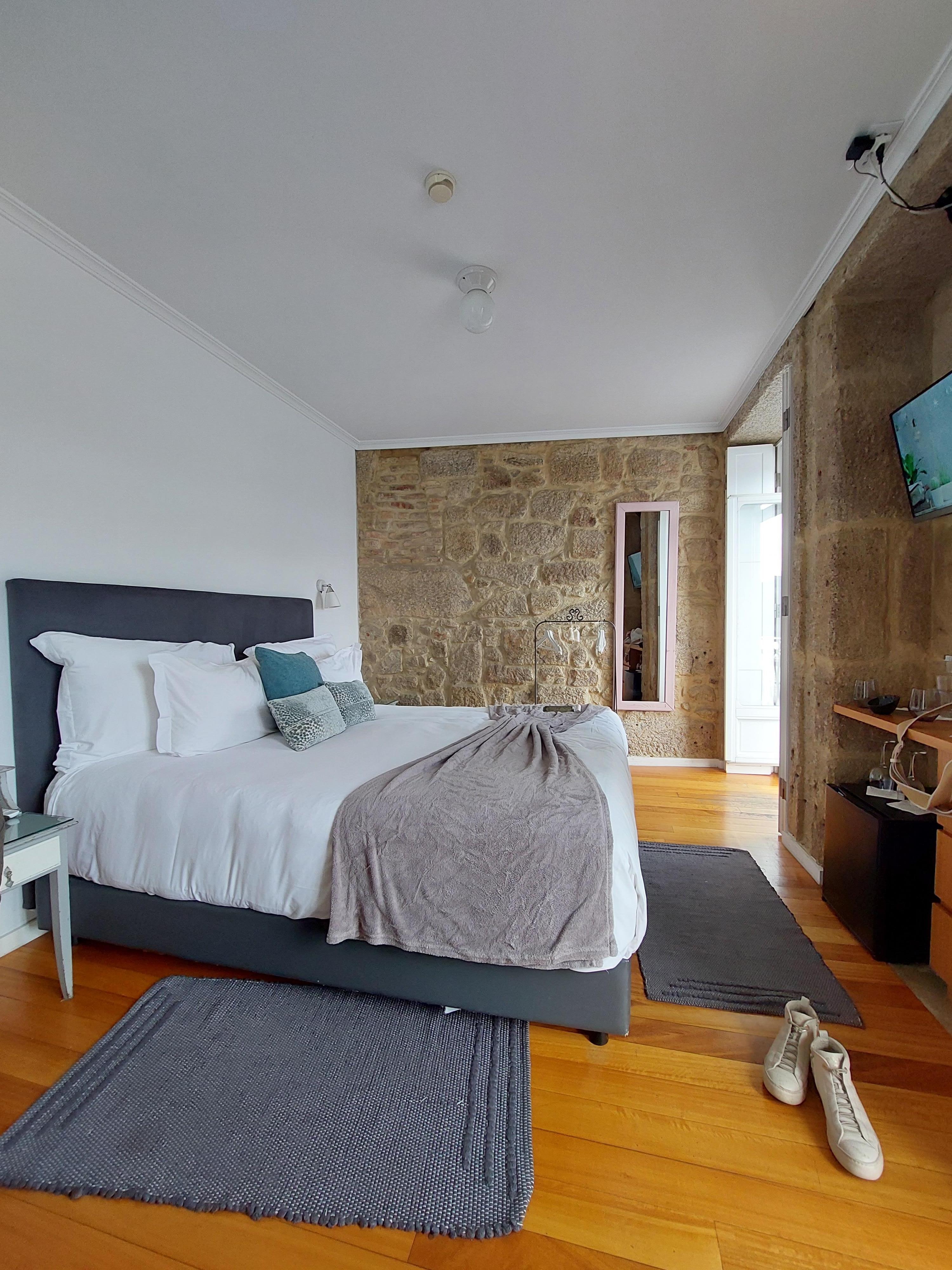 Zimmer mit Blick auf den Douro. Wunderschön.
Man bekommt vom Nachtleben etwas mit. Ist aber auch Zentral. Restaurants sind gleich um die Ecke.
Wir würden das kleine süße Hotel immer wieder besuchen.