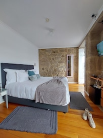 Zimmer mit Blick auf den Douro. Wunderschön.
Man bekommt vom Nachtleben etwas mit. Ist aber auch Zentral. Restaurants sind gleich um die Ecke.
Wir würden das kleine süße Hotel immer wieder besuchen.