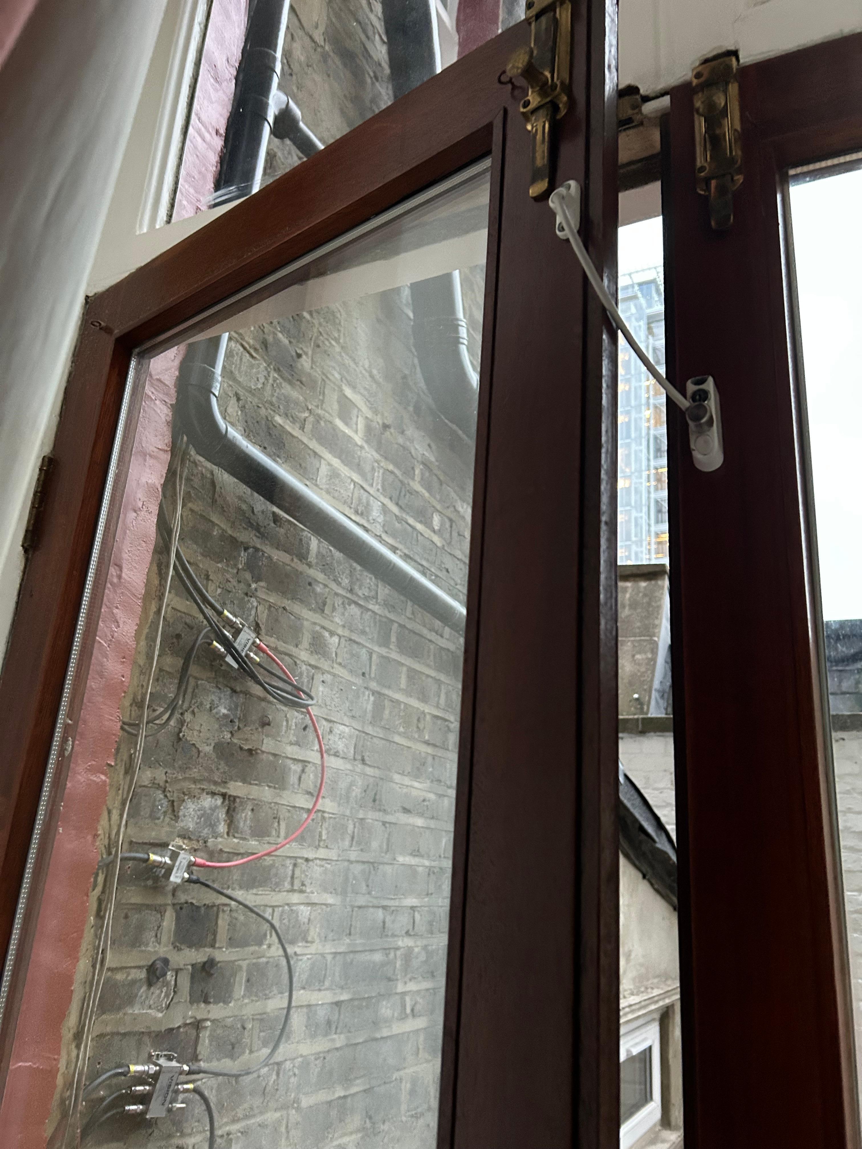 Sem privacidade, tentamos abrir a janela por conta do forte cheiro de mofo