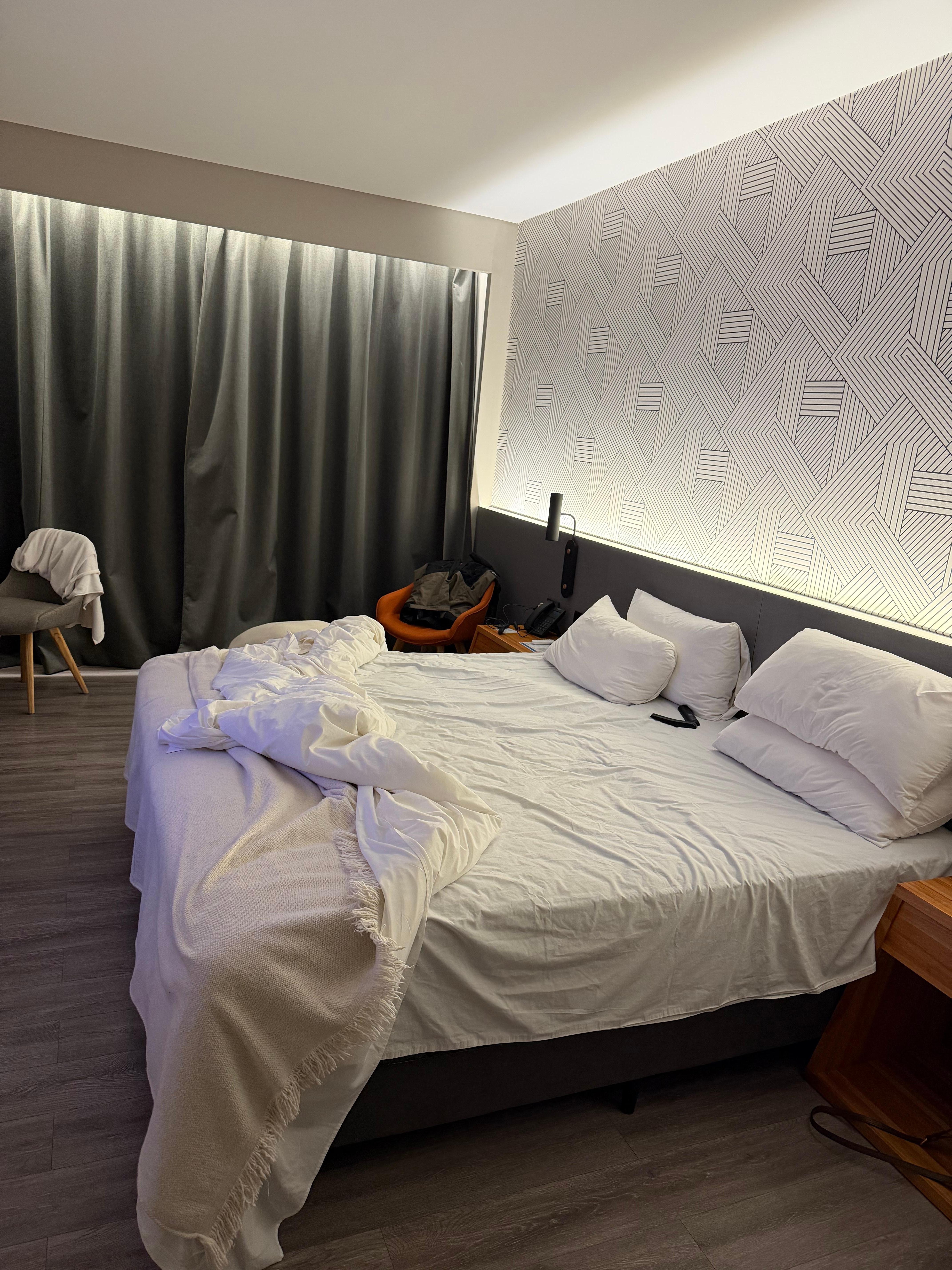 Quarto espaçoso, ar condicionado, lençóis bons e travesseiros bons