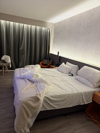 Quarto espaçoso, ar condicionado, lençóis bons e travesseiros bons