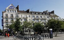 Platz vorm Hotel