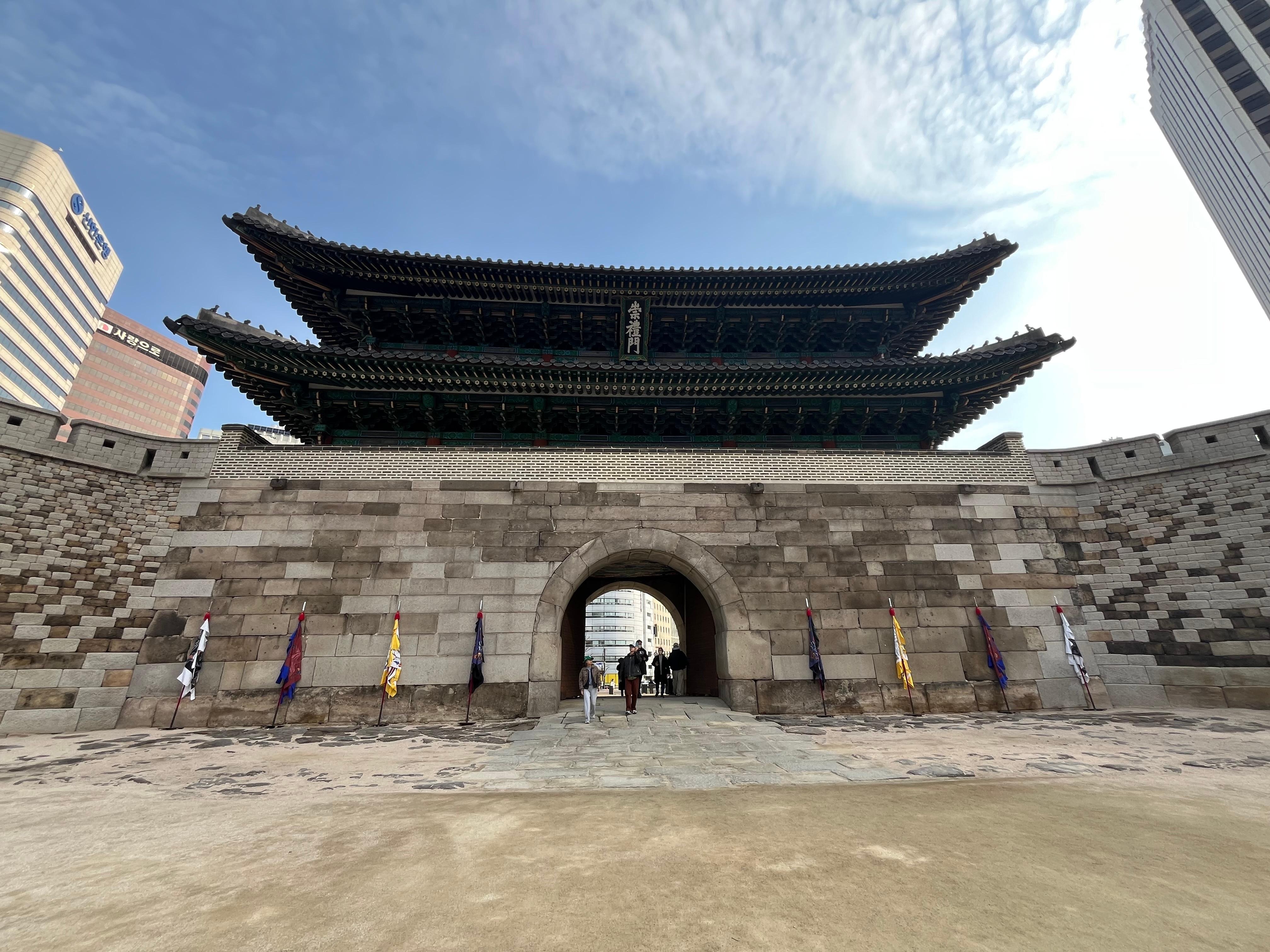 すぐ近くに南大門があり朝に散歩しました。