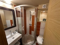 Banyo çok eskiydi. Ama temizdi her şey