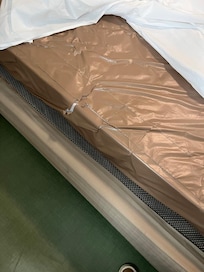 Foto do colchão, da para ver que a base da cama está maior, e era dos dois lados