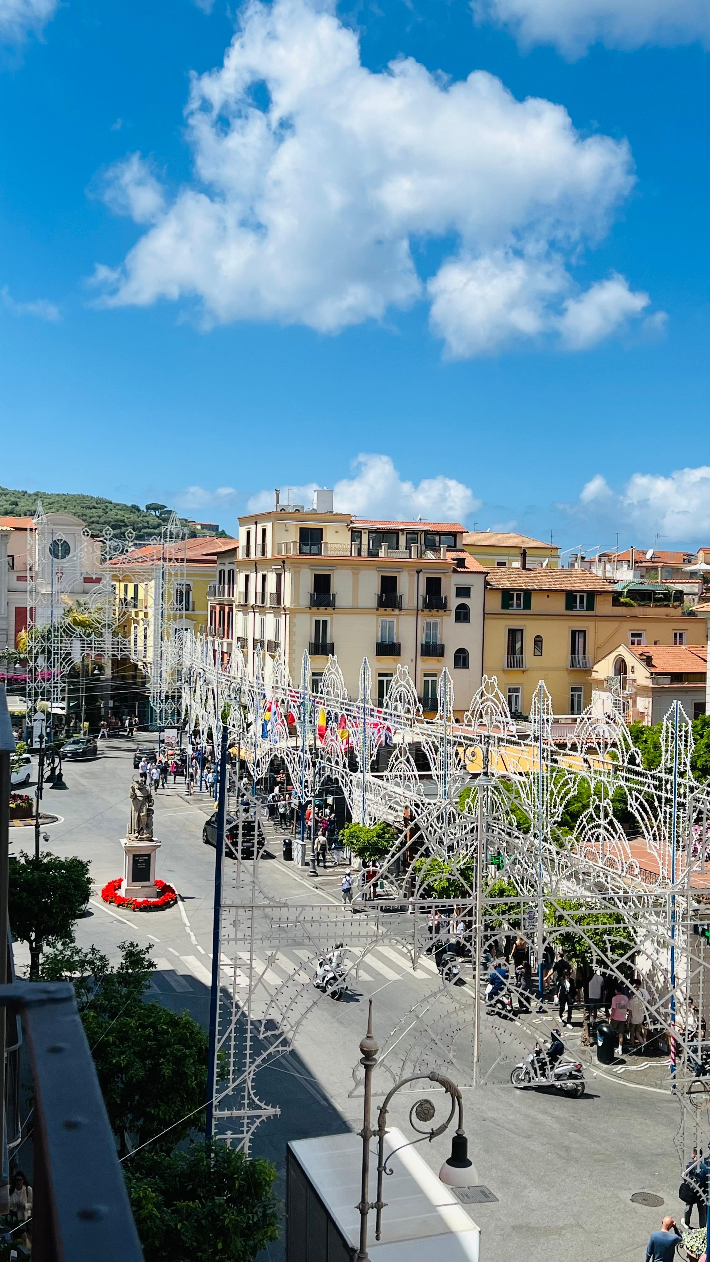Vista do quarto para a Piazza Tasso