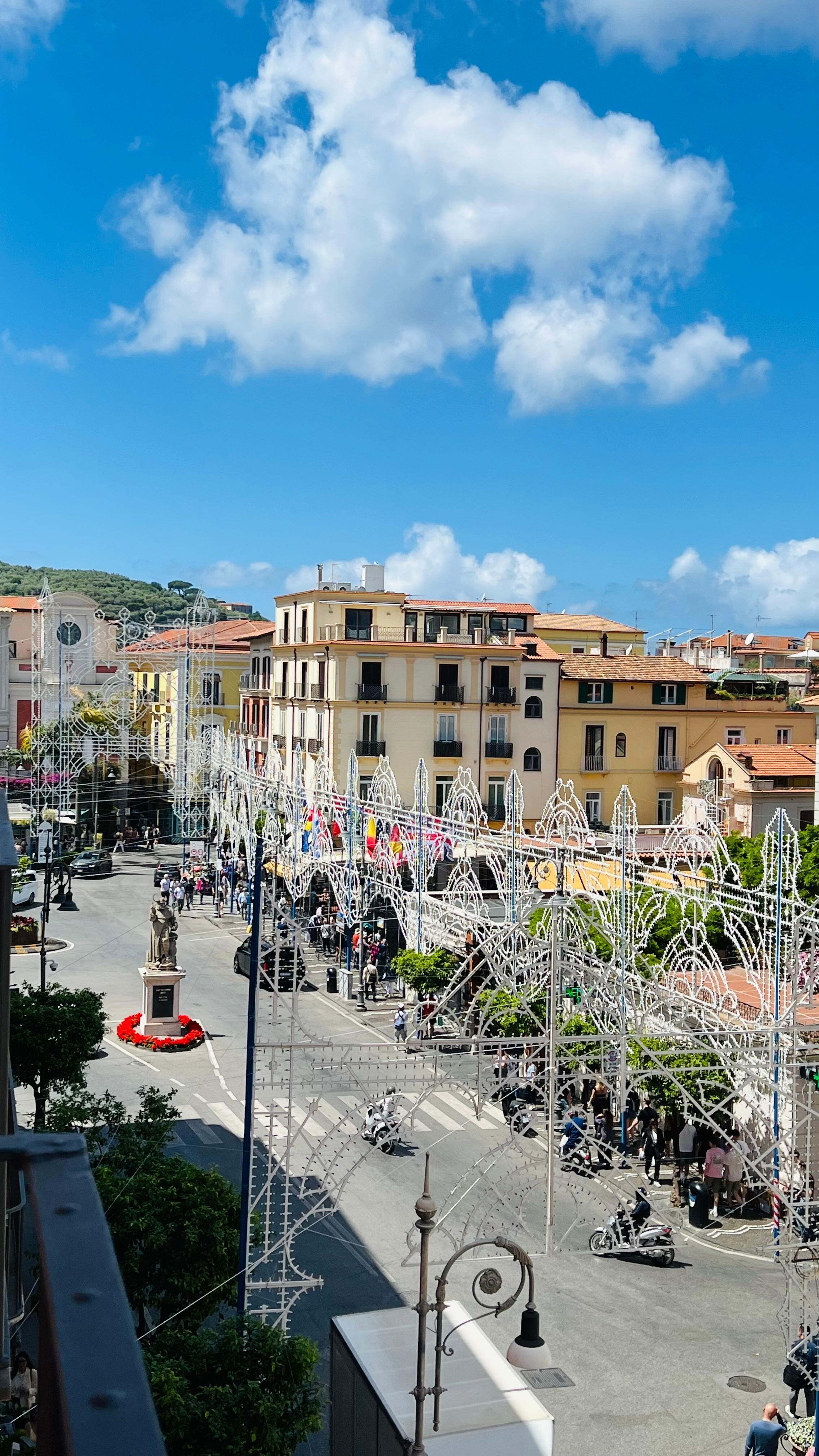 Vista do quarto para a Piazza Tasso