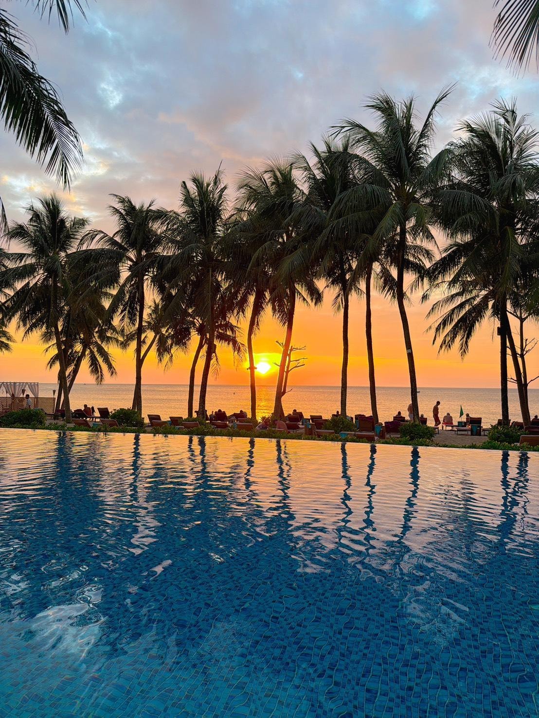 メインプール越しに見る夕陽
