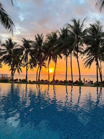 メインプール越しに見る夕陽