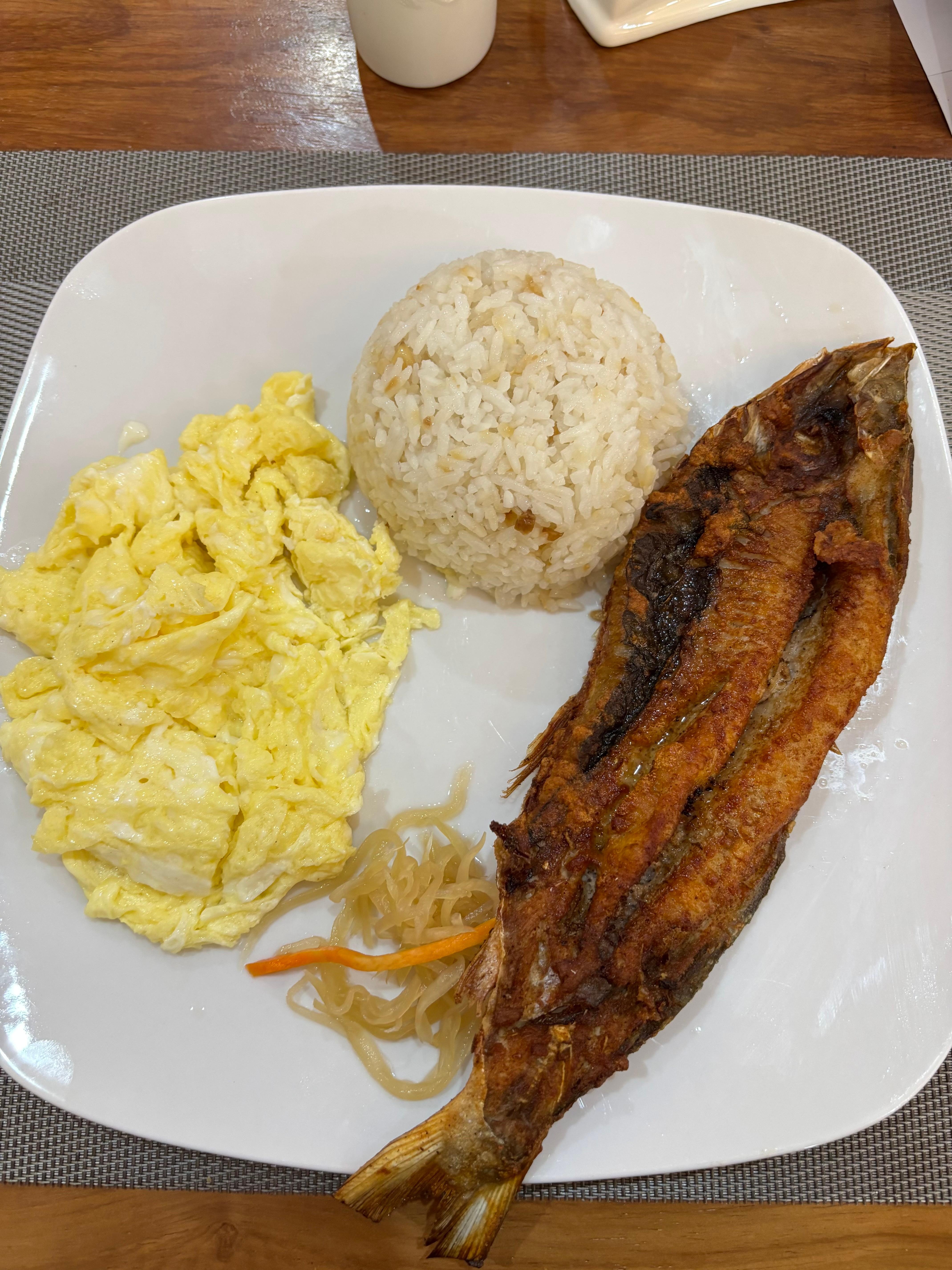 フィリピン系
ガーリックライスとお魚